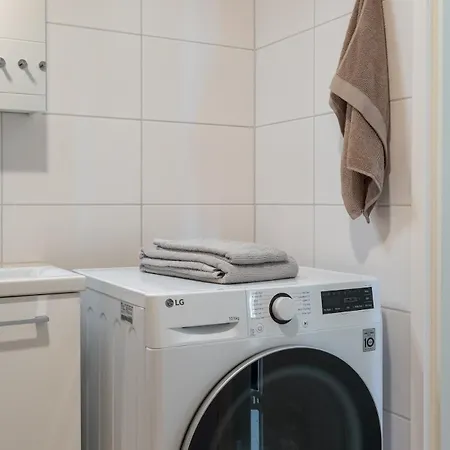 5-star Gem I - Free Parking, To Helsinki And Airport 16 Min, To Train Station 3-5 Min Walk, Air Conditioner, Sauna And Much More Apartment