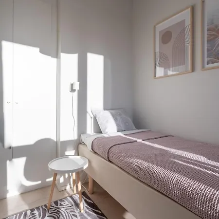Apartment 5-star Gem I - Free Parking, To Helsinki And Airport 16 Min, To Train Station 3-5 Min Walk, Air Conditioner, Sauna And Much More Vantaa